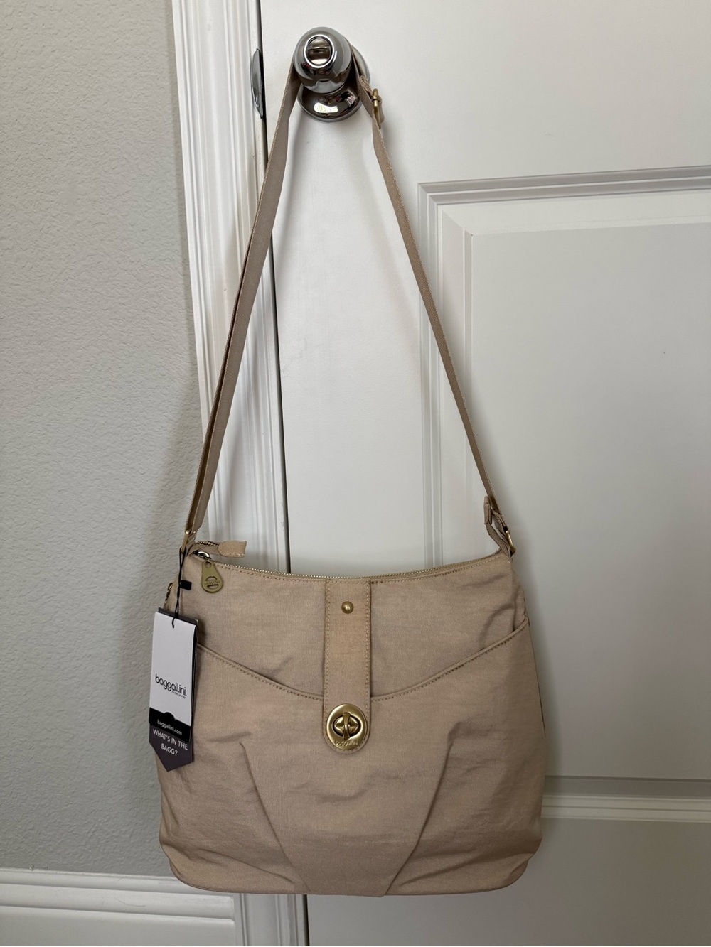 NWT-Baggallini crossbody bag w/detachable wristlet, khaki/champagne/gold